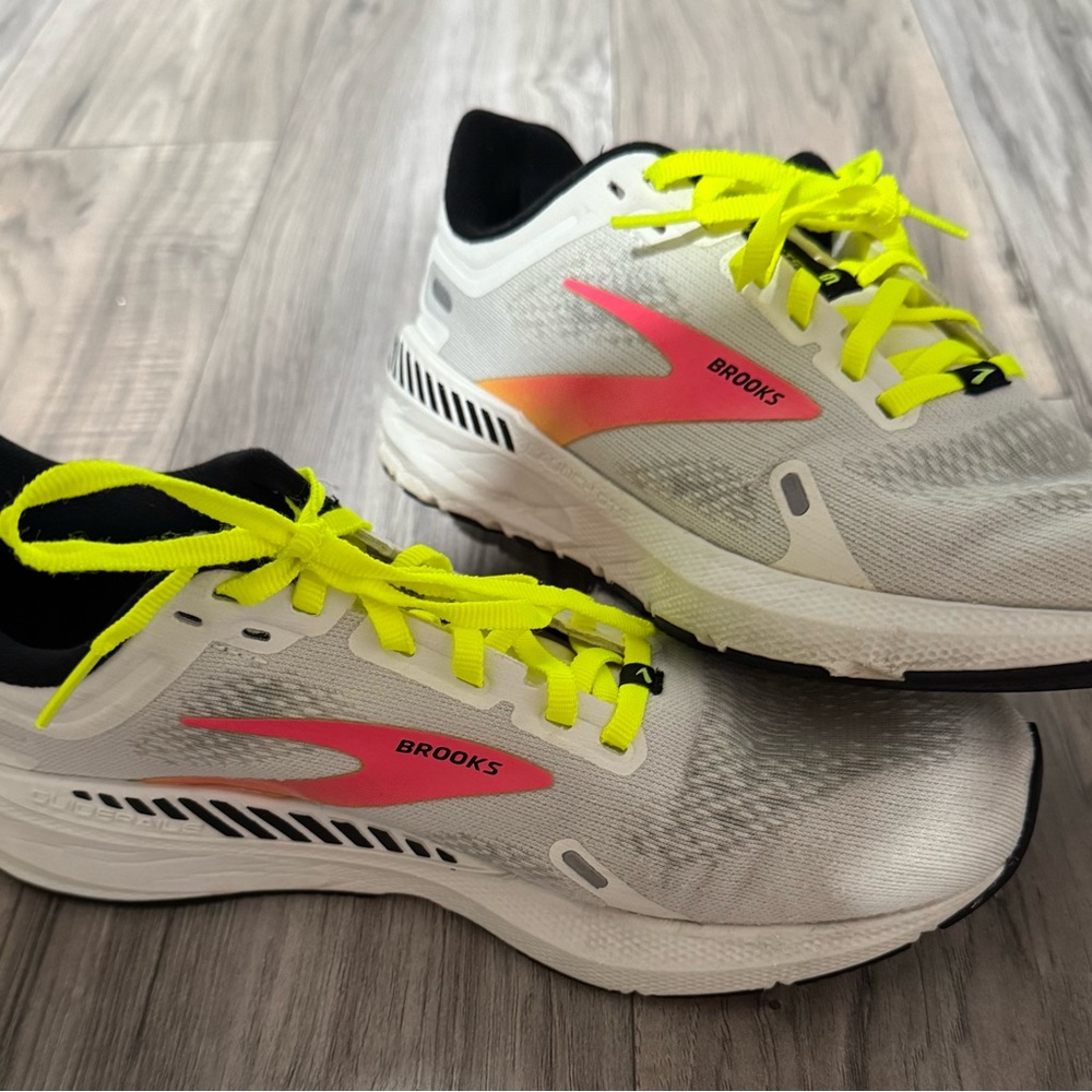 Women’s Brooks Launch 9 size:9 pet and smoke free home.
